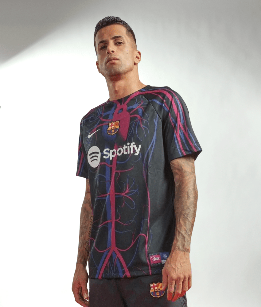 BARCELONA X PATTA 2023/24 'CULERS DEL MON' TRAINING SHIRT